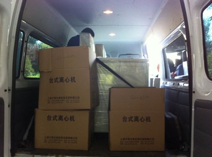 2013年7月10日上午10點,離心機裝車配送現場圖